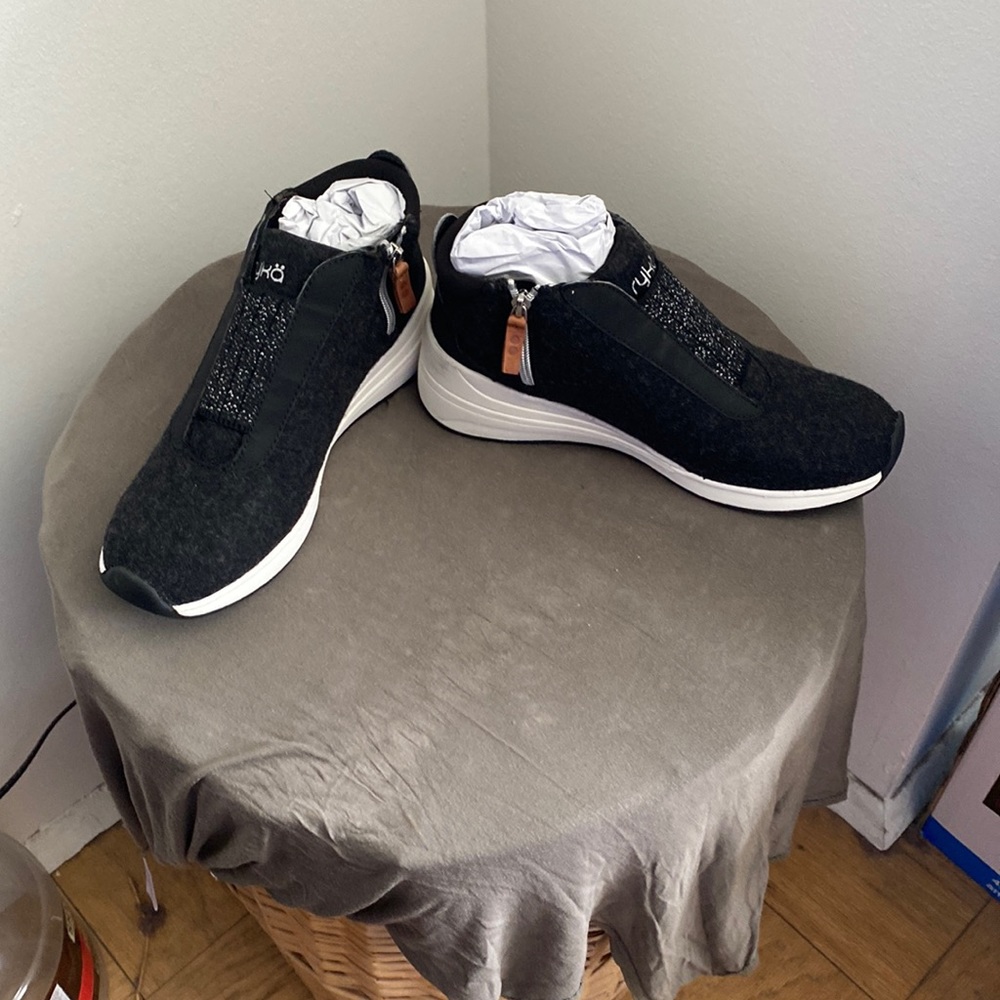 Ryka sneakers made for women. water-repellent. size 10 wide/color black